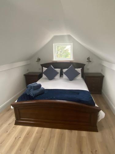 Schlafzimmer mit einem Bett mit blauer Bettwäsche und einem Fenster in der Unterkunft Wild Atlantic Way Beach Cove View Ballyara in Killybegs
