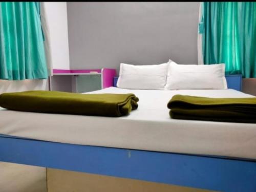 Een bed of bedden in een kamer bij PRAVESH VILLA