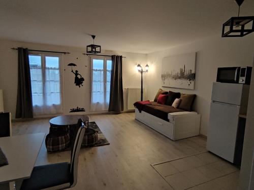 un salon avec un canapé et une table dans l'établissement Chez Mary Poppins !!!, à Serris