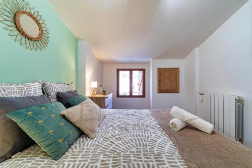 une chambre avec un lit et un miroir au mur dans l'établissement T3 GAILLAC ST-JEAN-Fibre-Netflix-Parking, à Gaillac