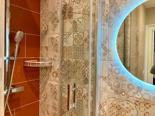 La salle de bains est pourvue d'une douche et d'un miroir. dans l'établissement Les Restanques Bruyeres 2103 proche piscine, à Grimaud