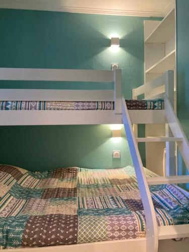 - une chambre avec 2 lits superposés et un escalier dans l'établissement Les Restanques Bruyeres 2103 proche piscine, à Grimaud