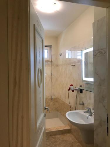 W łazience znajduje się umywalka, wanna i umywalka. w obiekcie Appartamento Du Lac 2 w mieście Desenzano del Garda
