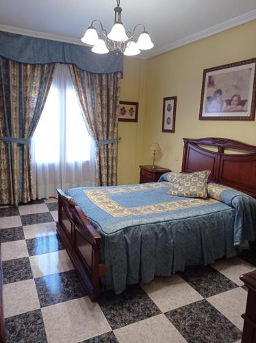 1 dormitorio con cama y ventana en Apartamento Turístico Antigua Universidad Almagro, en Almagro