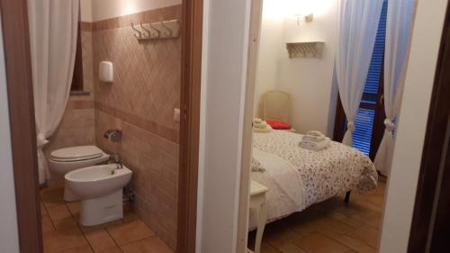 ソリアーノ・ネル・チミーノにあるOasi Del Verdeの小さなバスルーム(ベッド1台、トイレ付)