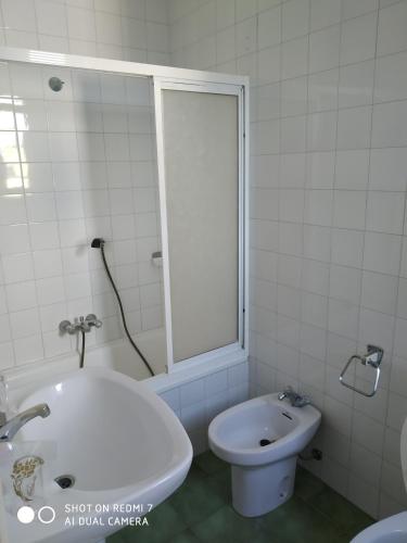 Bilik mandi di Hostal padornelo