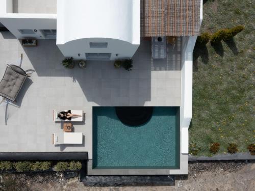 伊亞的住宿－Saint John Oia-Private Heated Pool Villas，享有别墅内游泳池的顶部景致