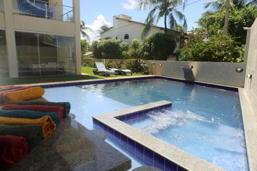 The swimming pool at or close to Casa Estrela do Mar Guarajuba