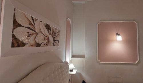 a living room with a couch and a picture on the wall at Il Piccolo Giglio in Porto SantʼElpidio