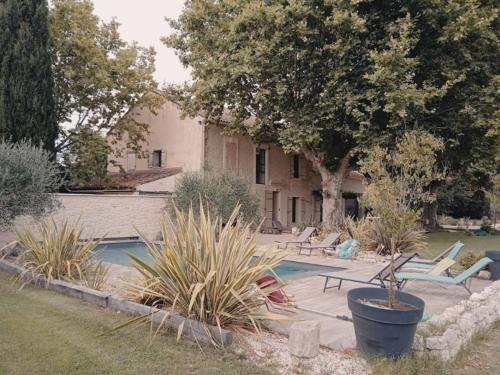 una casa con piscina frente a un patio en Gite du Mas de la Finière ,avec SPA intérieur en Châteaurenard