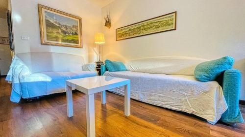 a living room with a couch and a table at Appartamento Le Pinelle - Affitti Brevi Italia in Bardonecchia