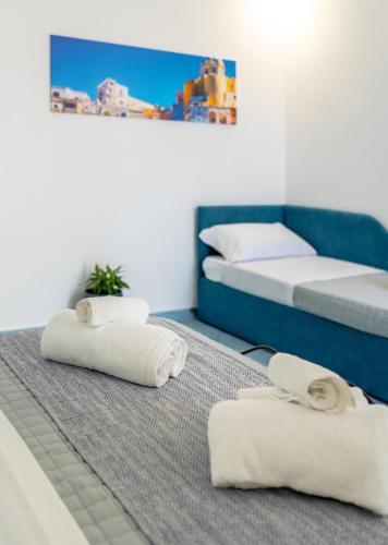 a room with two beds and towels on the floor at La casa del postino in Procida