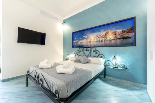 una camera da letto con un letto e un grande dipinto sul muro di La casa del postino a Procida