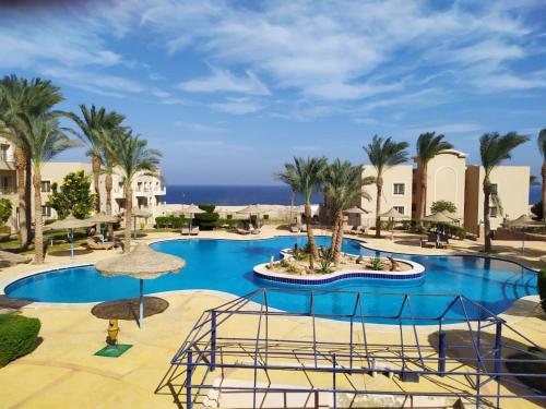 ośrodek z dużym basenem z palmami w obiekcie Amazing 3 bedrooms panoramic sea view first line sunset pearl Sahl hashesh w mieście Hurghada