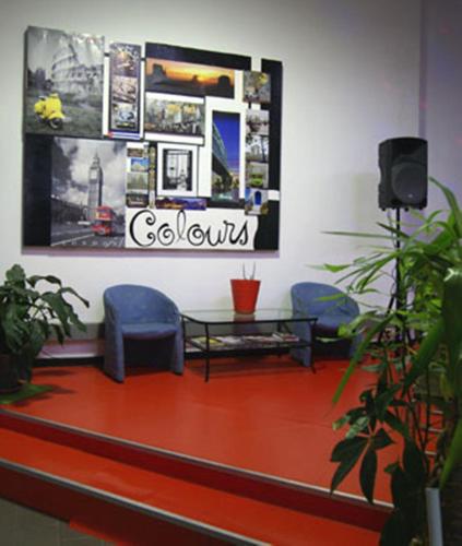 Ein Sitzbereich in der Unterkunft Hostel Colours