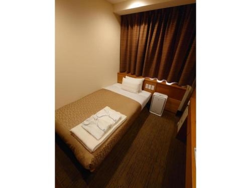 سرير أو أسرّة في غرفة في Hotel Relief SAPPORO SUSUKINO - Vacation STAY 22951v