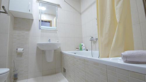 La salle de bains est pourvue d'une baignoire, d'un lavabo et de toilettes. dans l'établissement M&L Lux 3-bedroom apartment (sea view), à Budva