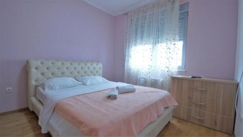 - une chambre avec un lit blanc et une fenêtre dans l'établissement M&L Lux 3-bedroom apartment (sea view), à Budva