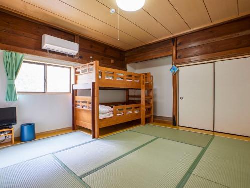 מיטה או מיטות קומותיים בחדר ב-Hanareya - Vacation STAY 27219v