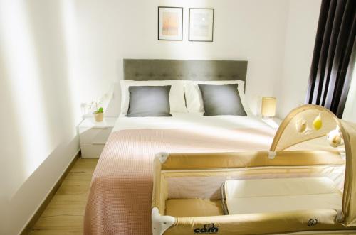 1 dormitorio con 1 cama grande y 1 silla en Garden Villa, en Sveti Filip i Jakov