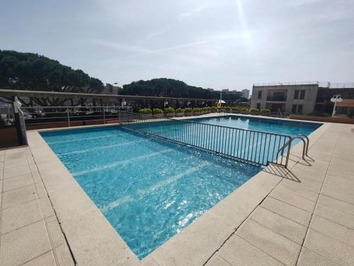 una gran piscina en la parte superior de un edificio en Apartament Neptuno Platja d'Aro, en Platja d'Aro