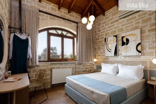 AtsipopouloにあるAtsipopoulo Villasのベッドルーム1室(ベッド1台、テーブル、窓付)