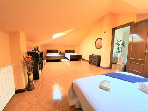 Cette grande chambre comprend 2 lits et un miroir. dans l'établissement La Casona de Albulde - 2804, à San Mamés de Meruelo