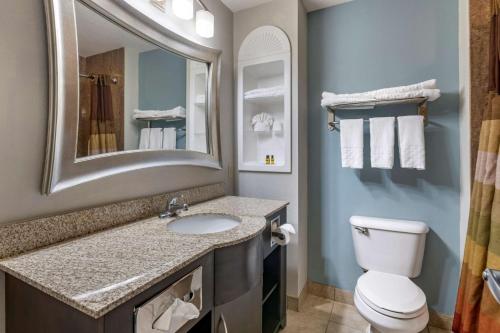 Kamar mandi di Best Western Plus Bradenton Gateway Hotel