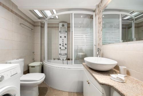 a bathroom with a sink and a toilet and a tub at Casa Corfiota in Corfu Town