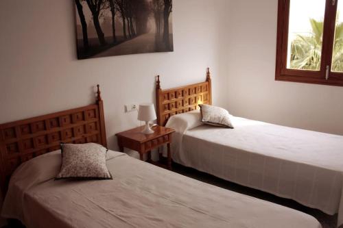 A bed or beds in a room at Bonito Chalet en Sa Ràpita