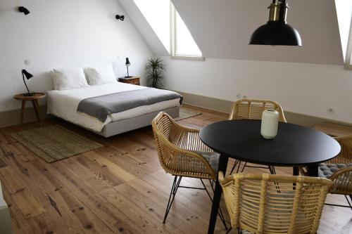 1 dormitorio con 1 cama, mesa y sillas en Venezapartments, en Aveiro