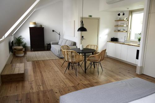 a living room with a table and chairs at Venezapartments in Aveiro