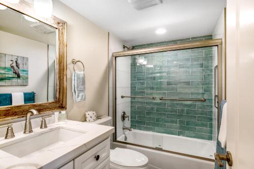 Koupelna v ubytování Carlsbad Village Charm Snowbird-friendly gem three blocks to beach, garage & home office ,1 dog OK