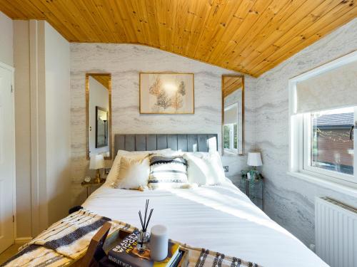 Cama ou camas em um quarto em 3 Bedroom Lakeview Lodge - Ensuite & Balcony Deck