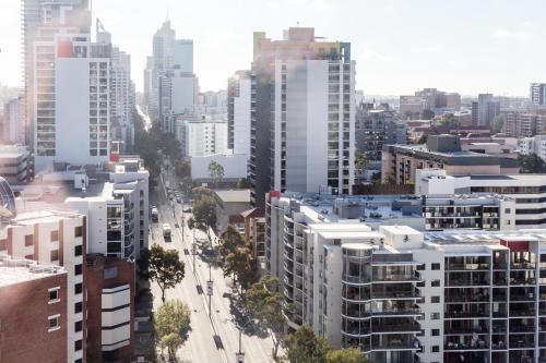uma vista aérea de uma cidade com edifícios altos em ibis Styles East Perth em Perth