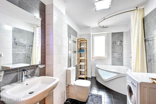 Et badeværelse på Herastrau Park Apartment