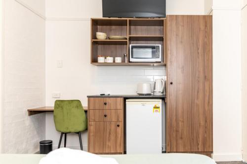 Una cocina o zona de cocina en Salisbury Hotel Motel