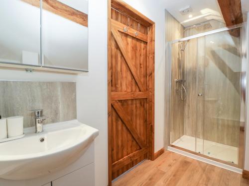 Ванна кімната в Lower Venn Granary Apartment 2