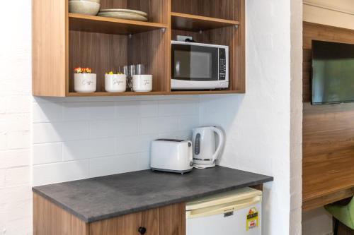 Una cocina o zona de cocina en Salisbury Hotel Motel