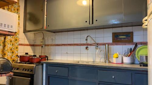 a kitchen with a sink and a counter top at Amplio apartamento c/ todos los servicios y garage in Salto