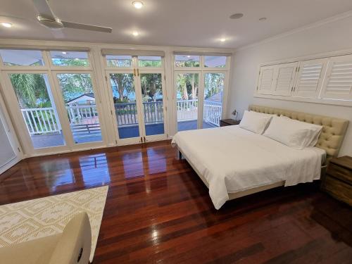 Ένα ή περισσότερα κρεβάτια σε δωμάτιο στο Willow Garden Stays Cairns - Beachfront 4 Bedroom Luxury Holiday Home
