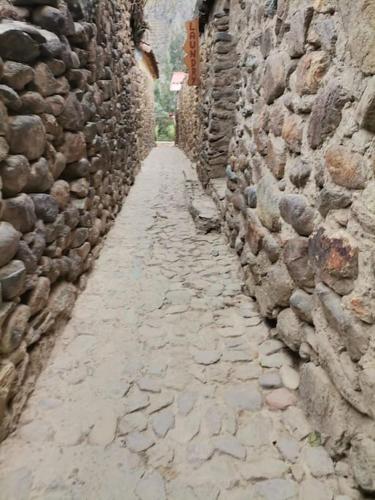 a stone alley between two stone buildings at APARMENT SAMANA HOUSE OLLANTAYTAMBO in Ollantaytambo