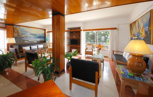 ロス・ジャノス・デ・アリダネにあるHotel Edénのリビングルーム(家具付)、大きな窓が備わります。