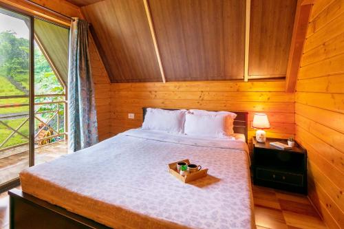 ein Schlafzimmer mit einem Bett mit einer Holzwand in der Unterkunft StayVista at Wooden House with Jacuzzi in Wada