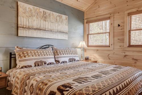 ein Schlafzimmer mit einem Bett und zwei Fenstern in der Unterkunft Antler Ridge Hideaway in Blue Ridge