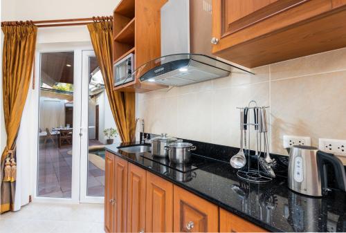Dapur atau dapur kecil di Village Austria Luxury Pool Villas