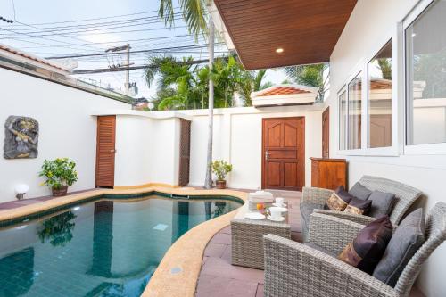 Kolam renang di atau dekat dengan Village Austria Luxury Pool Villas