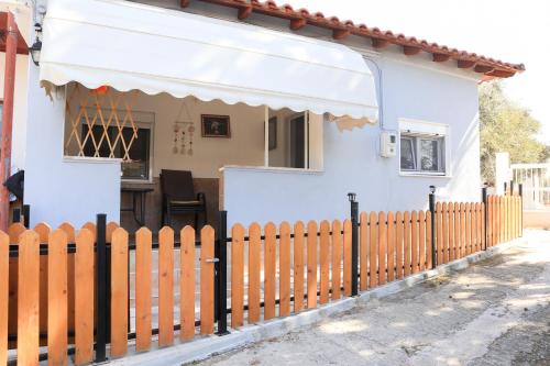 Το κτήριο όπου στεγάζεται  η παραθεριστική κατοικία