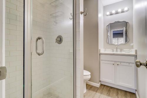 ヒルトン・ヘッド・アイランドにあるStones Throwの白いバスルーム(シャワー、トイレ付)