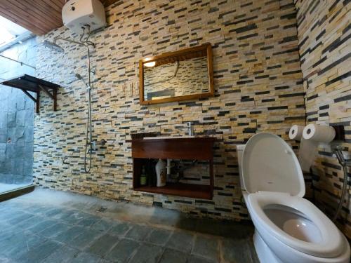 Bilik mandi di Jungle Boss Travel Lodge